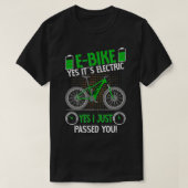 EBikeYes電気よ私はちょうどバイクもしくは自転車に乗る人Biを渡した Tシャツ (デザイン正面)