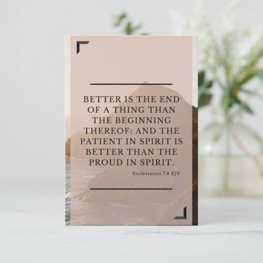 Ecclesiastes 7:8 KJVバイブル聖句Pic Flat Greeting カード (スタンド正面)