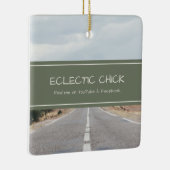 Eclectic ChickがYouTubeとFacebookで私を見つける セラミックオーナメント (右)