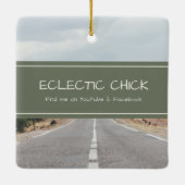 Eclectic ChickがYouTubeとFacebookで私を見つける セラミックオーナメント (裏面)
