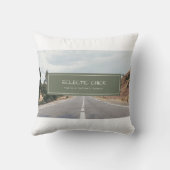 Eclectic Chick YouTube & Facebookで私を見つける クッション (裏面)