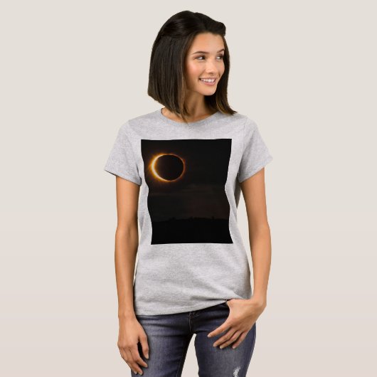 Eclipse太陽の女性の昼間の宇宙的な雰囲気 Tシャツ (正面フル)