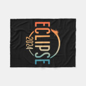 Eclipse太陽の Shirt 2024トータル太陽のEclipse 4.08. フリースブランケット (正面(横))
