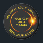 Eclipse 2019太陽のチリ南米 マグネット<br><div class="desc">2019年7素晴らし月2日に行わ太陽のれる南米の皆既食の準備をする。このクール磁石は、この歴史的なイベントを記念する完璧な方法であり、市カスタマイズ、国、または自分の文字と一緒に行うことカスタムができる。上下の文字も簡単に変更。このデザインは、太陽をオレンジ色の光で覆い隠す月の暗いシルエットを特徴としている。全体の道を生きるか見ている人々のための完璧な記念贈り物 – アルゼンチン、チリなどお気に入りの、あなたの食のファンや天文学者、スター与えガザー、または宇宙、宇宙や宇宙に興味のある人々に。</div>