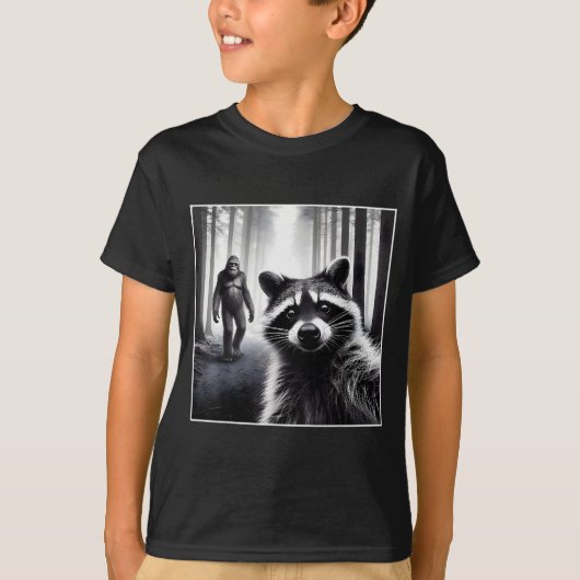 Ed Raccoon Selfie With Sasquatch Bigfoot Funny Rac Tシャツ (正面)