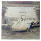 Edfouの寺院の柱廊玄関の下から眺め、の上で タイル (正面)