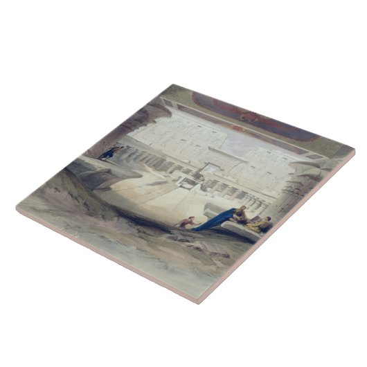 Edfouの寺院の柱廊玄関の下から眺め、の上で タイル (側面)