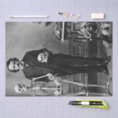 Edgar Allan Poeスケルトンのハロウィーンアートを保持 薄葉紙 (クラフト)