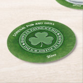 Editable Shamrock St Patricks Day ラウンドペーパーコースター (アングル)