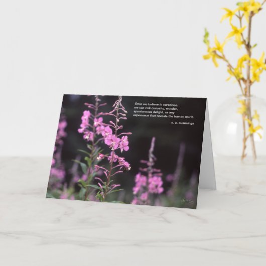 eeのcummingsの感動的な引用文- fireweedのイメージ カード (黄色い花)