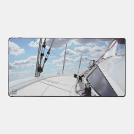 Een gangboord van een zeiljacht in helder weer. デスクマット