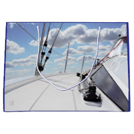 Een gangboord van een zeiljacht in helder weer. ラージペーパーバッグ