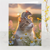 Een kat met een muis op zijn kop tussen de bloemen カード (黄色い花)