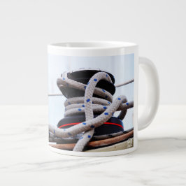 Een zeiljacht close up van een lier op een boot. ジャンボコーヒーマグカップ