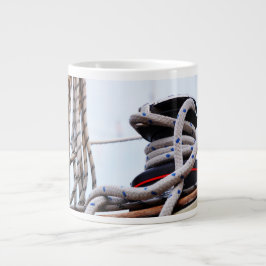 Een zeiljacht close up van een lier op een boot. ジャンボコーヒーマグカップ