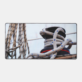 Een zeiljacht close up van een lier op een boot. デスクマット