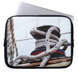 Een zeiljacht close up van een lier op een boot. ラップトップスリーブ