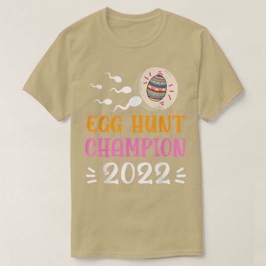 Egg Hunt Champion 2022 Easter Pregnancy Announceme Tシャツ (デザイン正面)