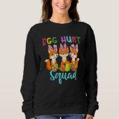 Egg Hunt Squad Three Easter Bunny Foxes Hunting Eg スウェットシャツ (正面)
