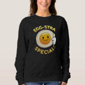 🥚 Egg-stra Special – かわいいおもしろいエッグプンスウェットシール スウェットシャツ (正面)