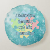 Egyedinek születtem – kedves zsiráfos design ラウンドクッション (裏面)