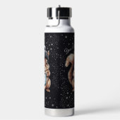 Eichhörnchen mit Tasse und Schnee „Stay Warm“ ウォーターボトル (右面)