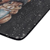 Eichhörnchen mit Tasse und Schnee „Stay Warm“ カッティングボード (角)