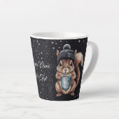 Eichhörnchen mit Tasse und Schnee „Stay Warm“ カフェラテマグ (右アングル)