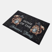 Eichhörnchen mit Tasse und Schnee „Stay Warm“  ドアマット (アングル)