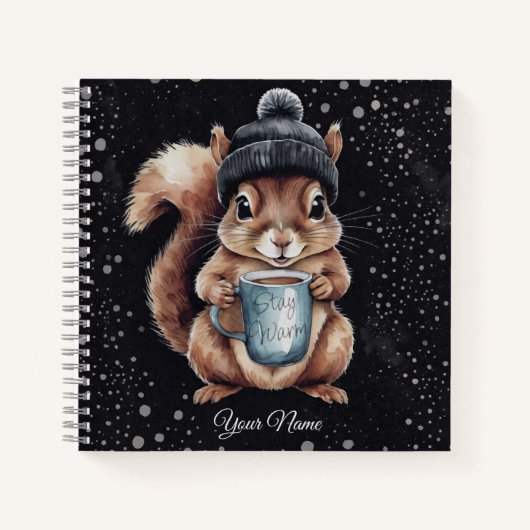 Eichhörnchen mit Tasse und Schnee „Stay Warm“ ノートブック (正面)