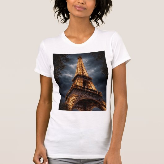 Eiffel Tower Night Paris Art – Romantic City Light Tシャツ (正面)