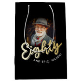 Eighty gold script and custom photo 80th birthday ミディアムペーパーバッグ (正面)