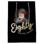 Eighty gold script and custom photo 80th birthday ミディアムペーパーバッグ (裏面)
