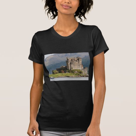 Eilean Donanの城、スコットランド、イギリス2 Tシャツ (正面)