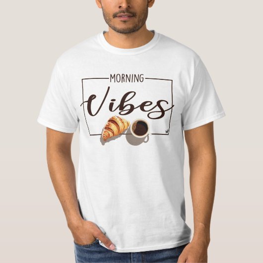 Eine Tasse Kaffee mit Croissant Abbildung Tシャツ (正面)