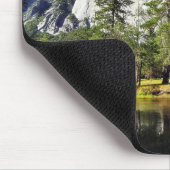 El Capitanおよびヨセミテ公園のMercedの川 マウスパッド (コーナー)