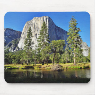 El Capitanおよびヨセミテ公園のMercedの川 マウスパッド