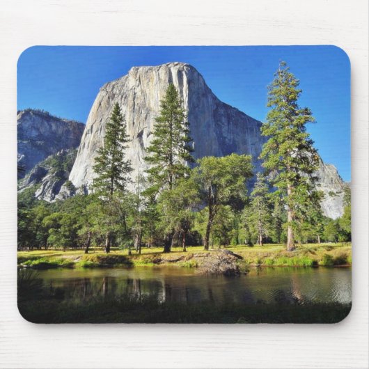 El Capitanおよびヨセミテ公園のMercedの川 マウスパッド (正面)