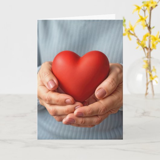Elderly Woman Holding a Red Heart カード (黄色い花)