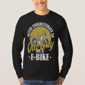 Electric Biker Never Underestimate An Old Man On A Tシャツ (正面)