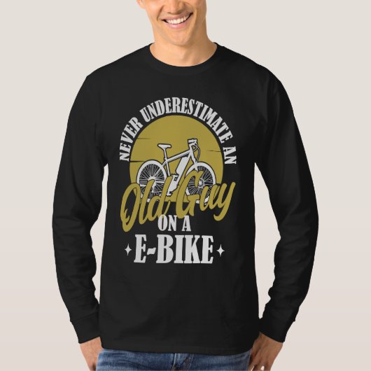 Electric Biker Never Underestimate An Old Man On A Tシャツ (正面)