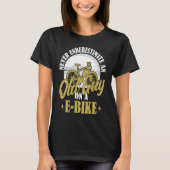 Electric Biker Never Underestimate An Old Man On A Tシャツ (正面)