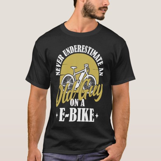 Electric Biker Never Underestimate An Old Man On A Tシャツ (正面)