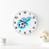 Electric Blue Flaming Soccer Ball Sports ラージ壁時計 (ホーム)