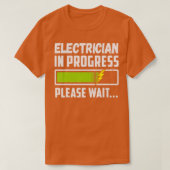Electrician In Progress Journeyman Future Electric Tシャツ (デザイン正面)