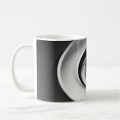 Elegant Black and White Spiral Abstract Design コーヒーマグカップ (左)