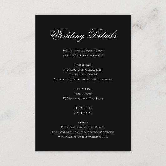 Elegant Black Floral Crest Monogram Script Wedding エンクロージャーカード (正面)