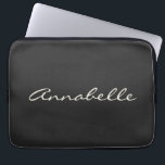 Elegant Black Handwritten Script Name Custom Chic ラップトップスリーブ<br><div class="desc">This custom laptop sleeve features your name in beautiful handwritten script lettering on a stylish black background. Great gift idea.</div>