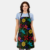 Elegant Black | Latin American Folk Floral エプロン (着用した状態)