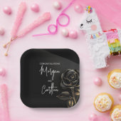 Elegant Black Rose with Gold Accents Wedding ペーパープレート (パーティー)